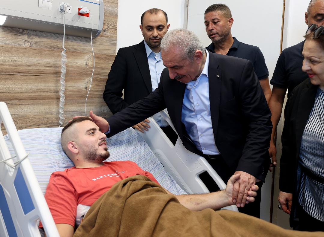 رئيس الوزراء يتفقد ضحايا العدوان على مدينة ومخيم جنين